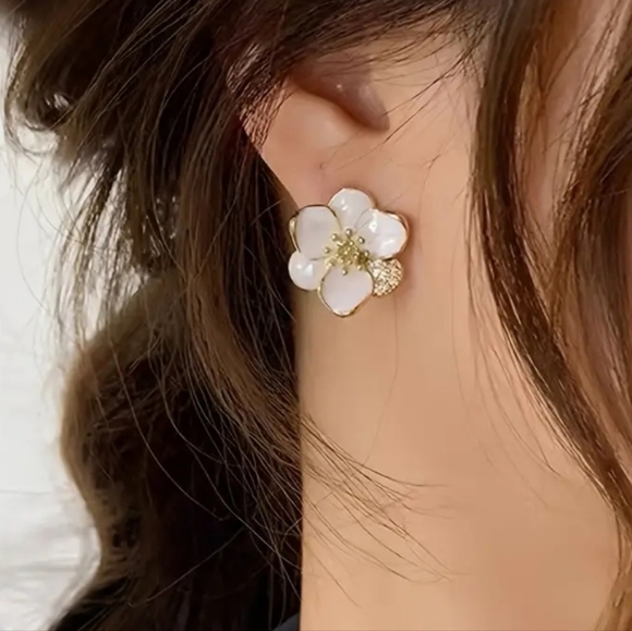 Exquisite Sweetheart Flower Stud Fashion Earrings - Picture 1 of 7